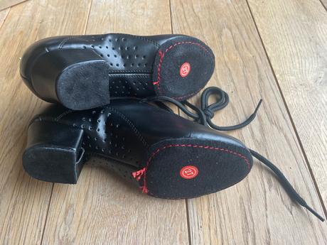 Topánky na spoločenské tance, 27