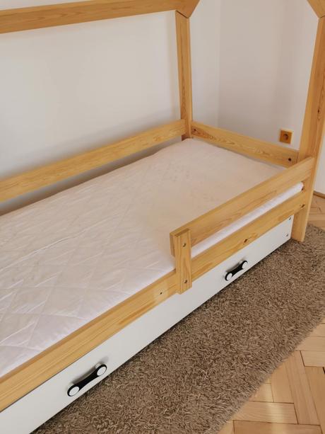 Domčekova drevena postel + rošt + matrac+ chranic, šírka (cm): 90,dĺžka (cm): 170