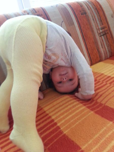 Ročný chlapček sám nechodí