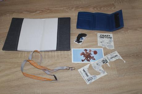 Set - peňaženka umbro, klúčenka, obal, nálepky,
