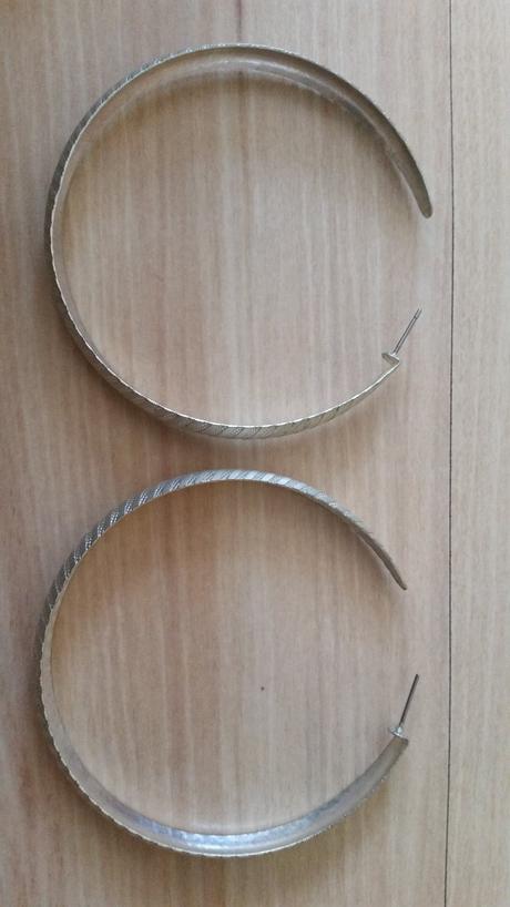 Darujem rôzne náušnice, 