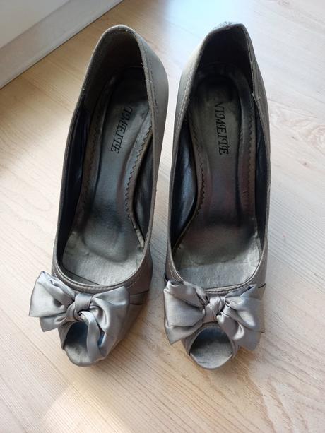 Elegantne strieborno sede lodicky s maslou, 39