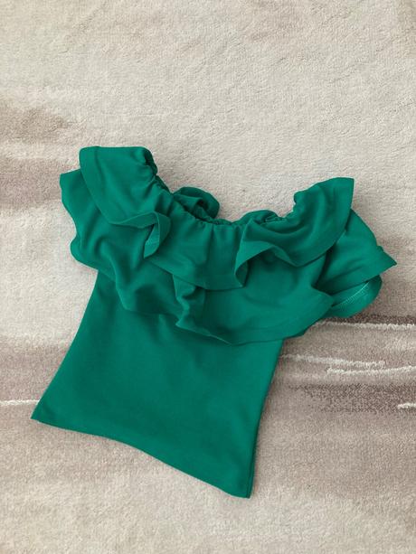 Zelený top s volánmi, s