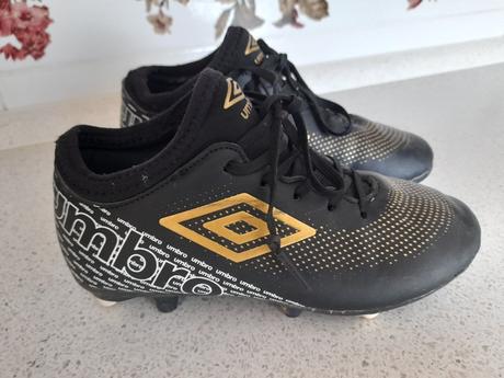 Čierno zlate kopačky umbro, 31