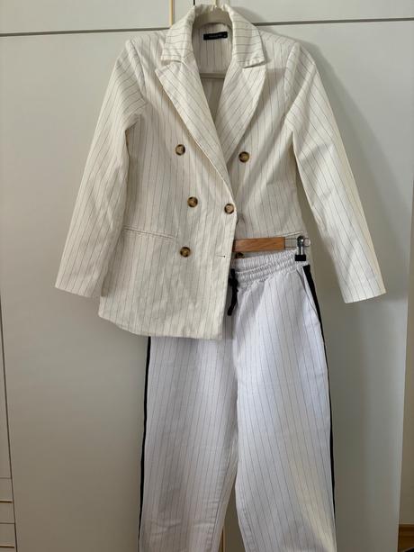 Nohavicový kostým, 36