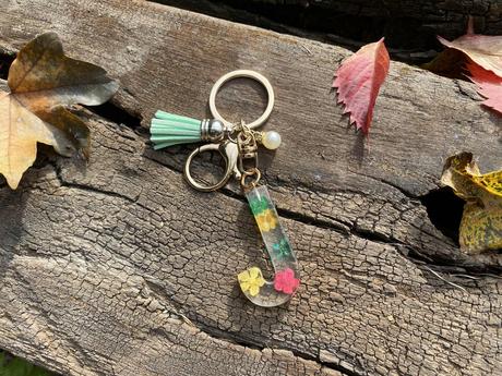 Ručne vyrobené živicové kľúčenky, 