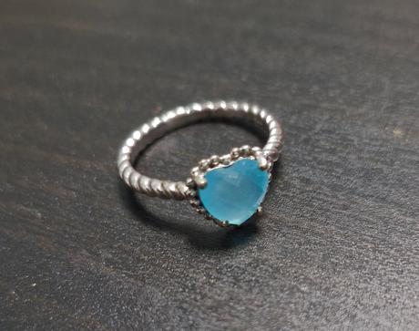 Strieborný prsteň s modrým kryštálovým srdiečkom, 