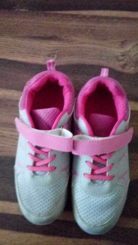 Svietiace tenisky už aj s poštou., 35