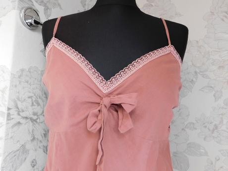 Kvalitne pekne lahučke šaty, 40