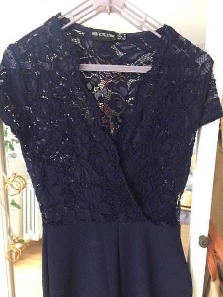 Tmavomodry cipkovany overal, 32