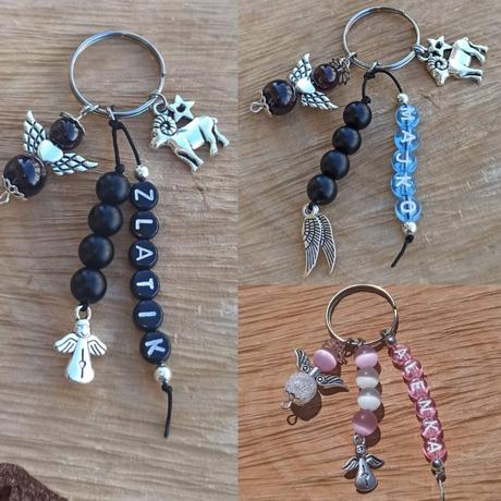 Kľúčenky s menami anjelikom z minerálov a korálok, 