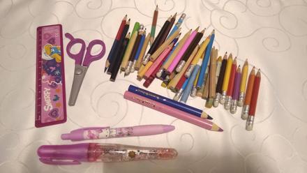 Farbičky, pravítko, nožničky,