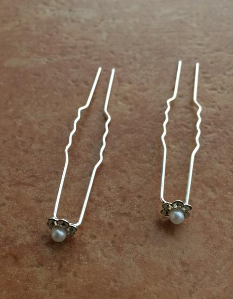 Sponky s bielou perlou do svadobného účesu 2 ks, 