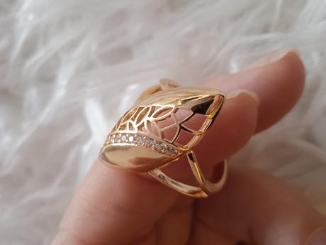 Prsteň s kamienkami,