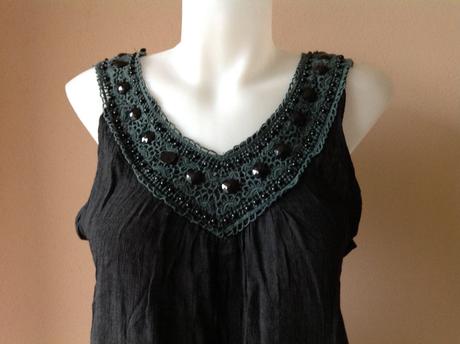 Top s koralkami okolo vystrihu /64a, 40