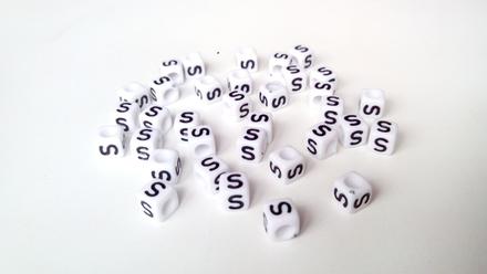 Písmenka kocky biele s, 