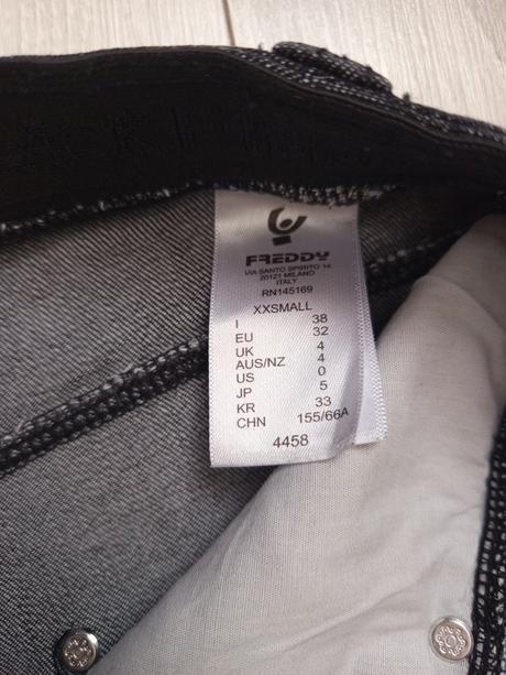 Riflové čierne kraťasy, 32