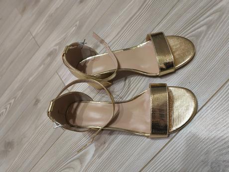Zlaté sandálky, 39