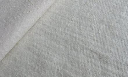 Vatelín biely prešívaný,