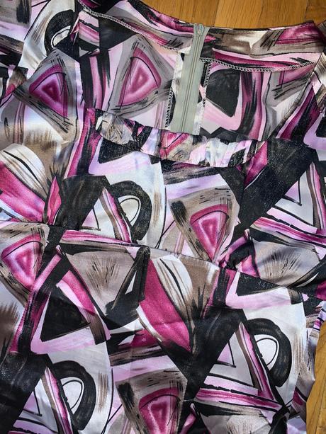 Cyklamenovo-čierne šaty, m