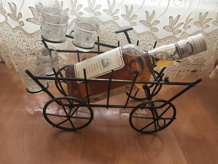 Stojan na fľašu na štamperlíky,