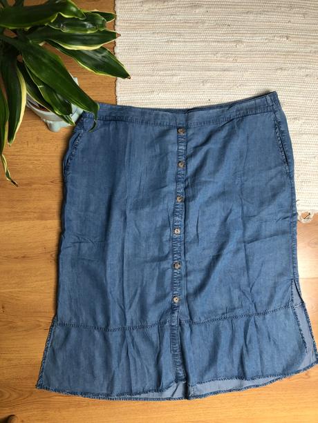 Modrá rifľová sukňa, 52