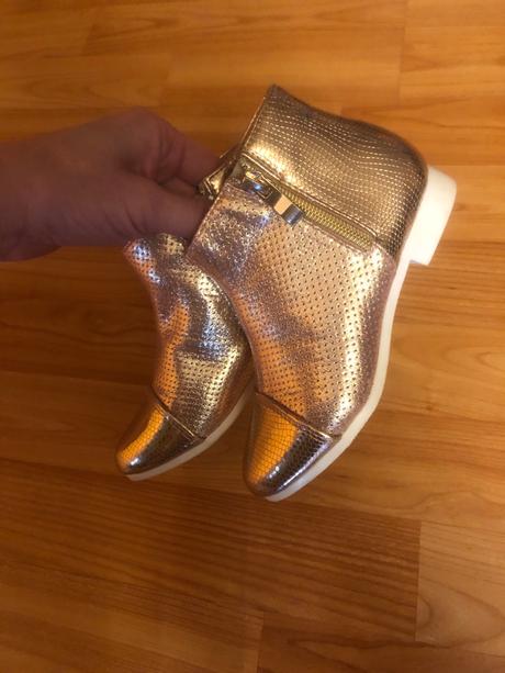 Krásne nové elegantné topánky, 25