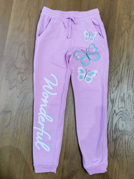 Dievčenské tepláky, 134