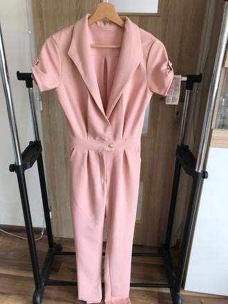 Overal s vystrihom, s