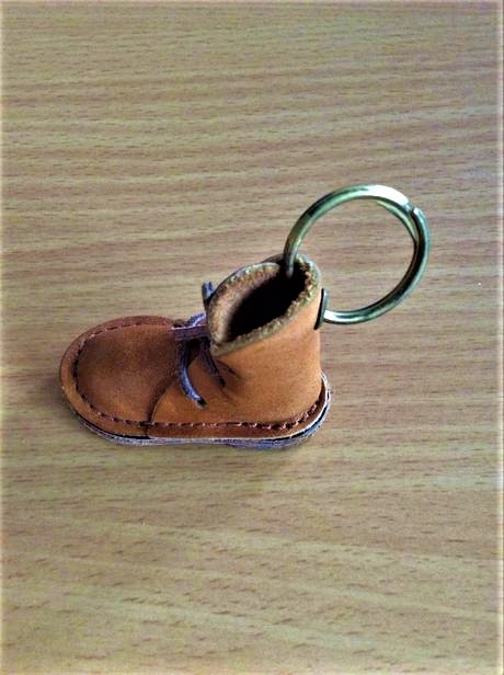 Kožený prívesok caterpillar,