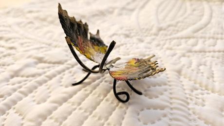 Kovová stolová dekorácia motýľ, 8 x 7 cm,