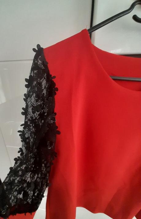 Krásna červená blúzka s čiernou čipkou, 36