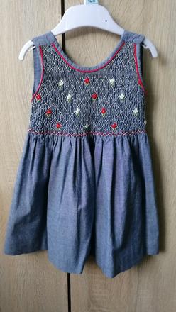 Modré šaty s kvietkami, 86