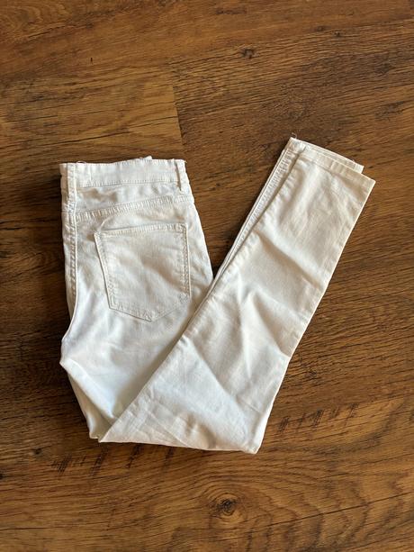 Biele tenšie rifle, sinsay,36