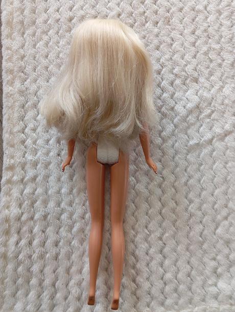Retro barbie s náušnicami, 