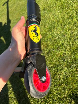 Kolobezka scuderia ferrari, 