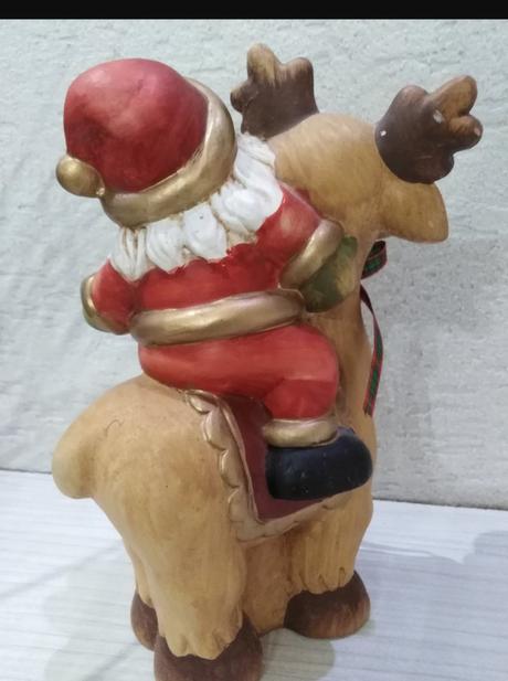 Dedko mráz so sobikom soška, 