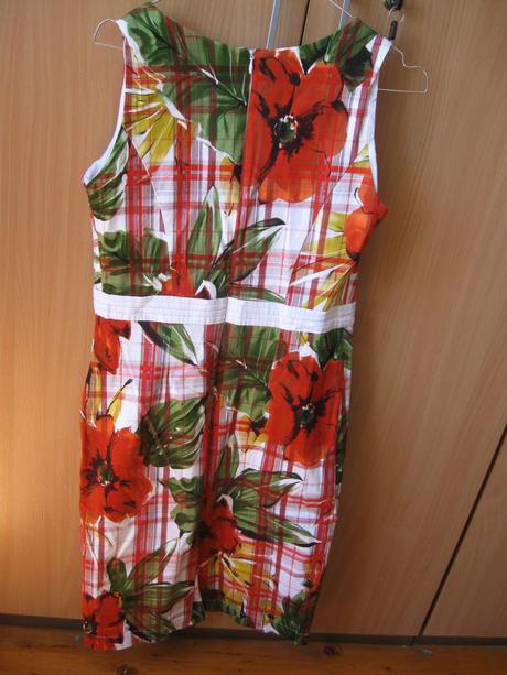 Zaujímavé dámske šaty, s