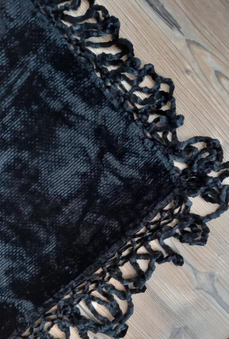 Cierny pleteny obrus,