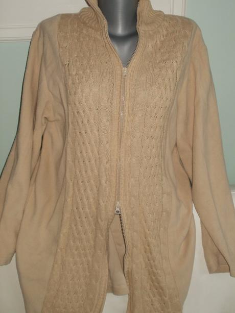 Dlhý béžový sveter, magnet,l