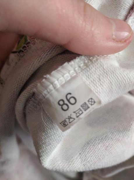 Šaty a čelenka, 80