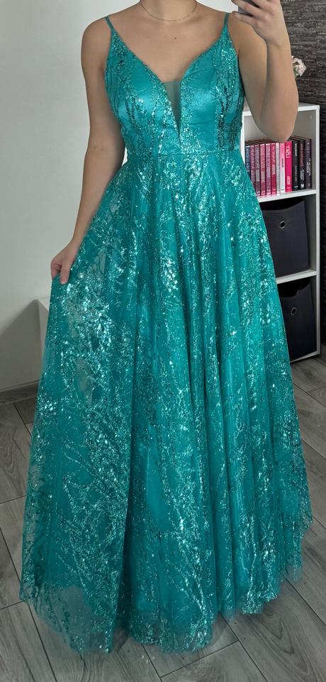 Trblietavé šaty, m