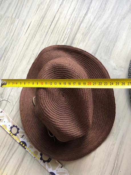 Rôzne opasky klobúky, 