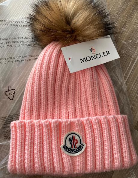 Krásna nová čiapka moncler, 