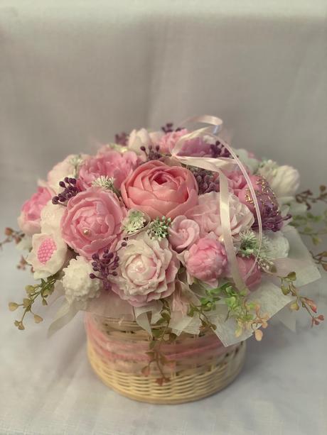 Veľká mydlova kytica v pletenom priborniku, 