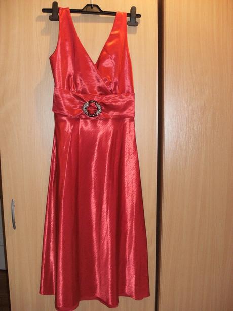 Červené šatky s ozdobnou sponou, s