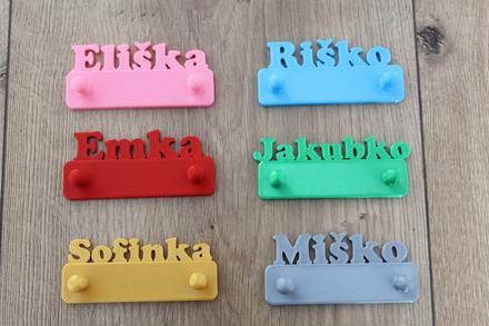 Vešiak pre deti s menom,
