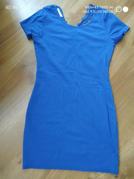 Dámske šaty s aplikáciou na chrbte, 