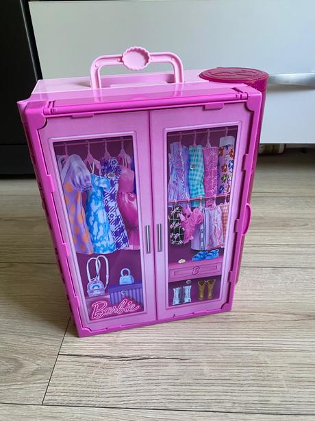 Barbie rozkladacia skrina s barbie a doplnkami,