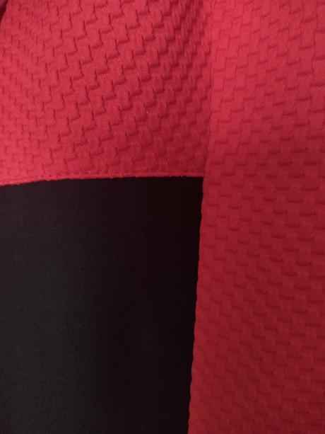 Šaty šité na mieru červeno-čierne, m